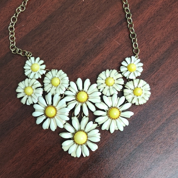 eye candy Jewelry - 60s Inspired Boho Daisy Necklace. EUC